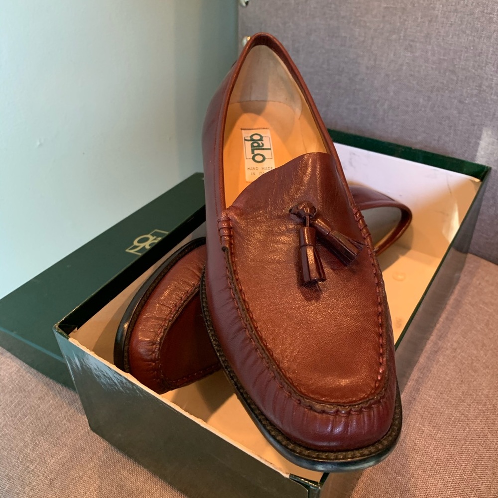 NIB Galo Size 11 Wine Leather Heeled Loafer